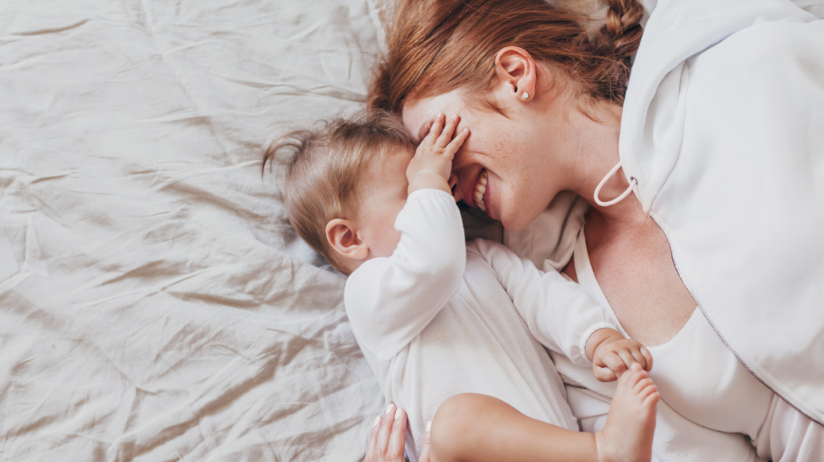 Junge Mutter mit ihrem 6 bis 8 Monate alten Baby