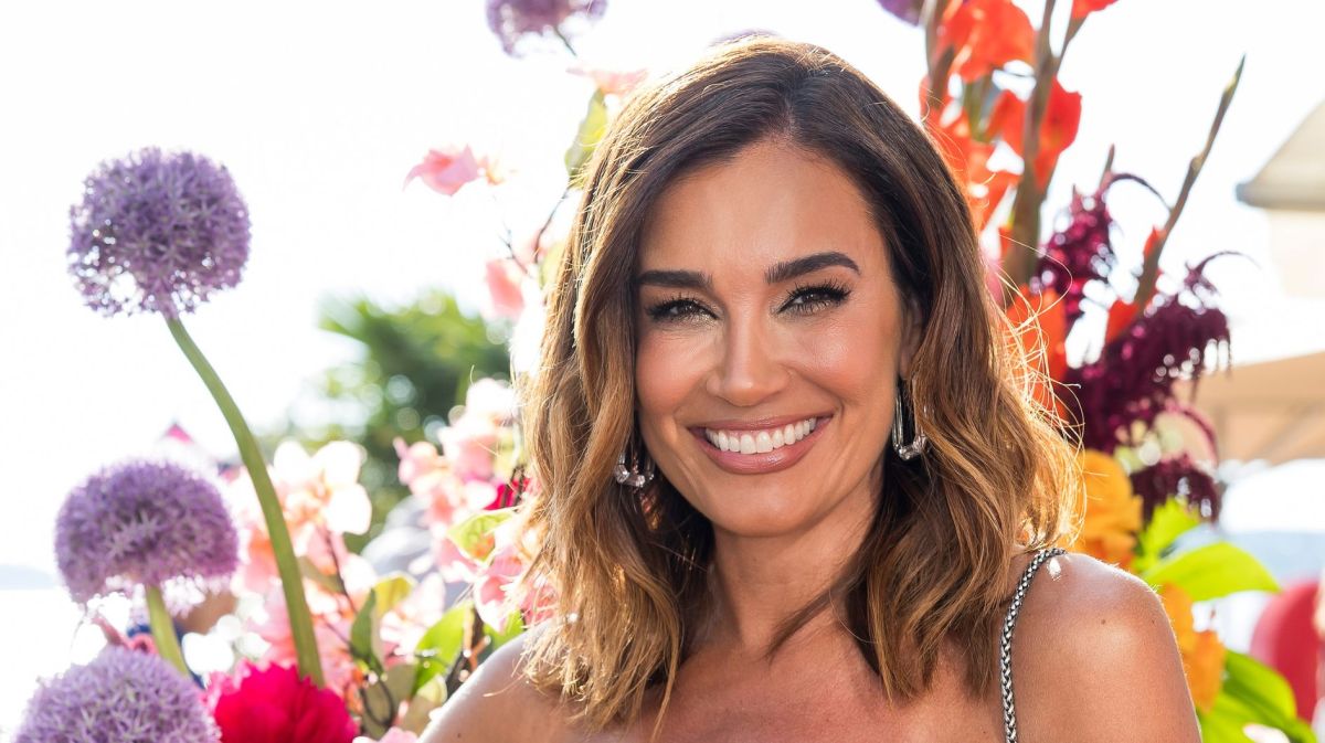 Jana Ina Zarrella vor Blumen-Dekoration