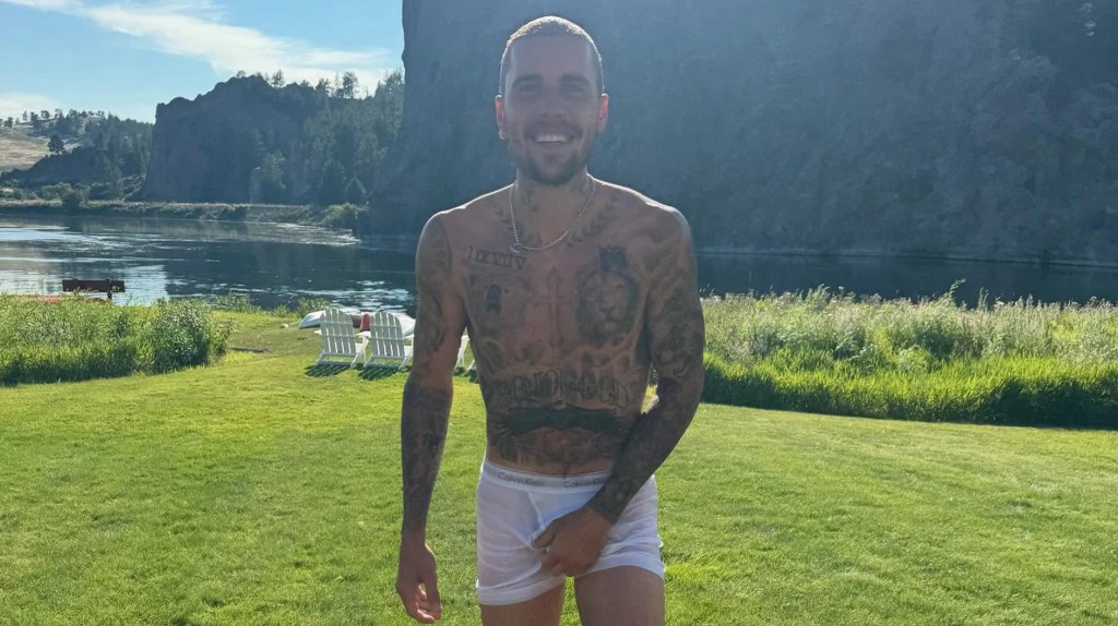 Sänger Justin Bieber posiert nur in Unterhose.