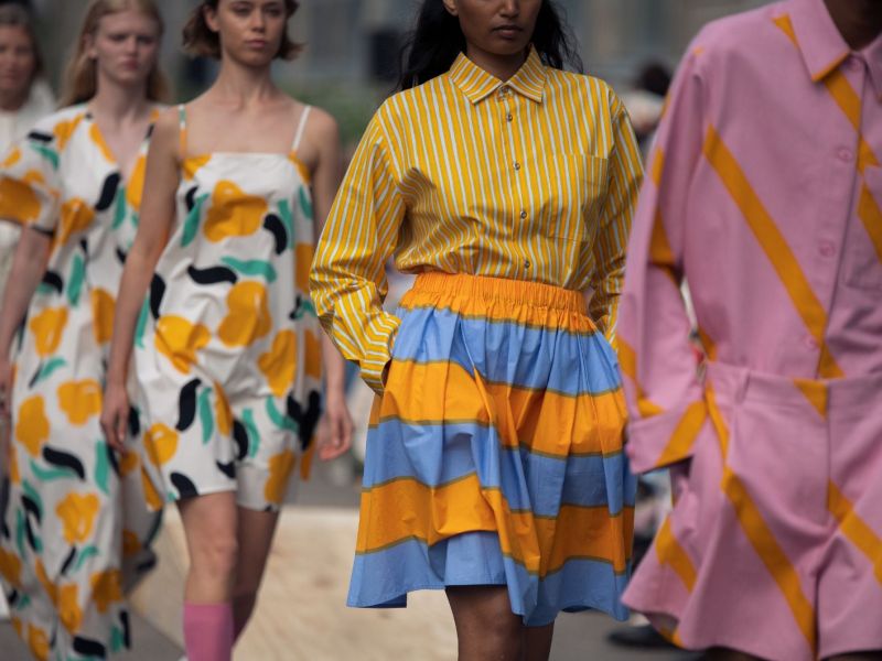 Gemusterte Looks auf dem Laufsteg von Marimekko