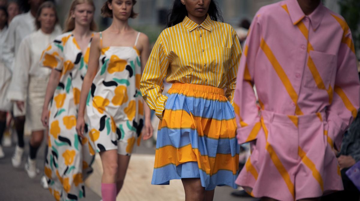 Gemusterte Looks auf dem Laufsteg von Marimekko
