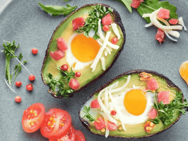 Avocado mit Ei Low Carb Frühstück