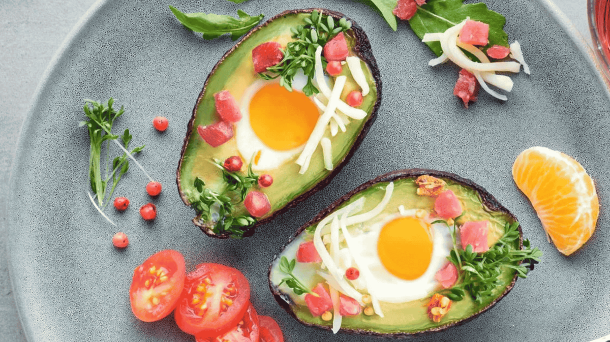 Avocado mit Ei Low Carb Frühstück