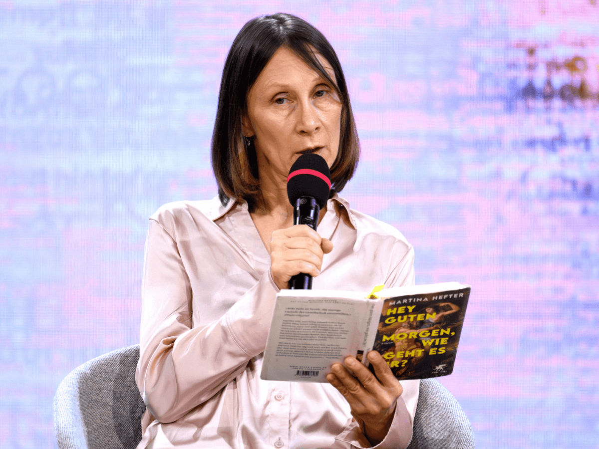 Autorin Martina Hefter liest beim Deutschen Buchpreis 2024.