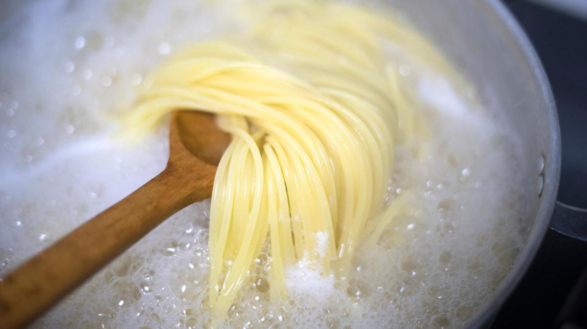 Spaghetti kochen im Wasser.