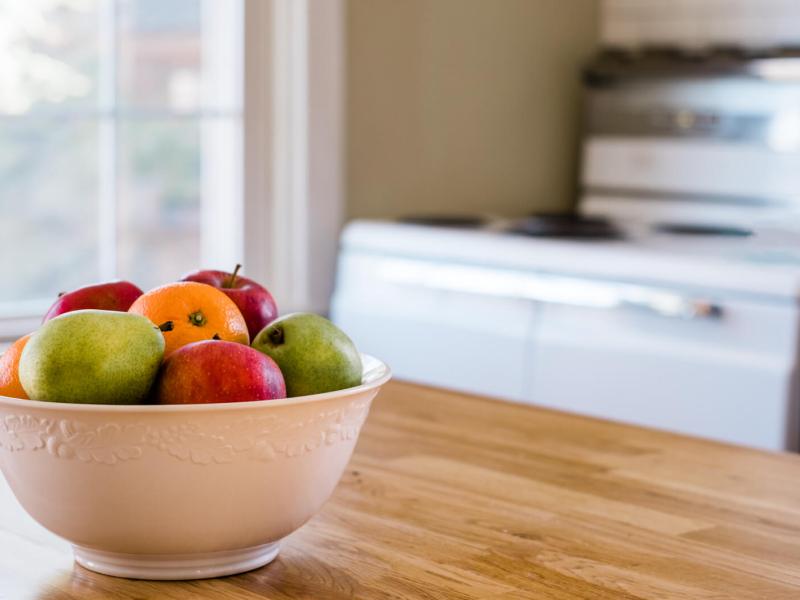 Obstschale steht in der Küche