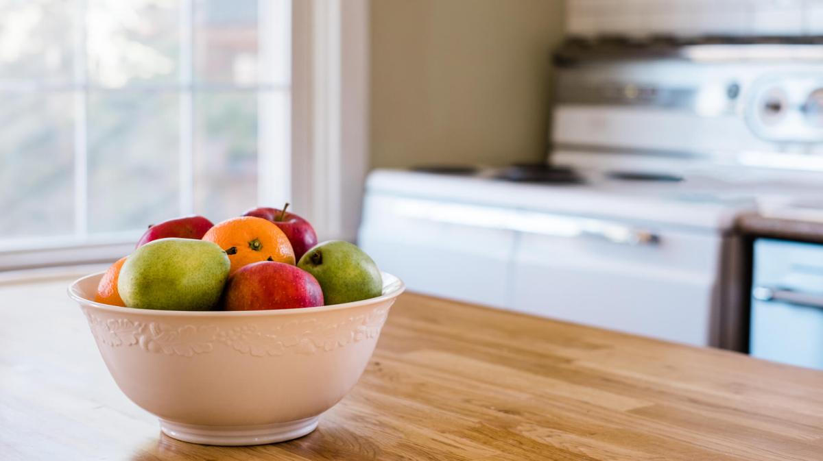 Obstschale steht in der Küche