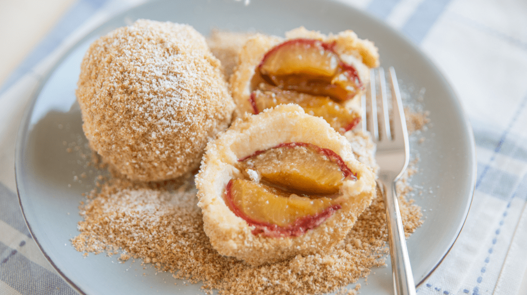 Süße Pflaumenknödel
