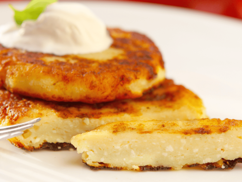 Quarkpuffer auf einem wei&szlig;en Teller.