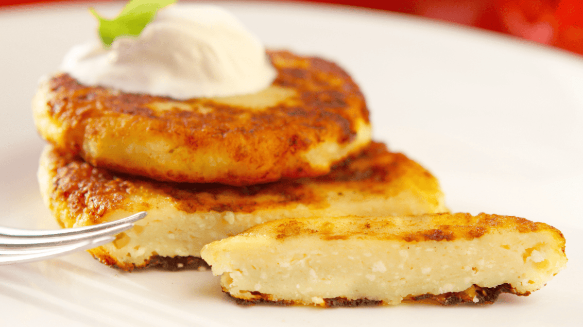 Quarkpuffer auf einem weißen Teller.