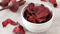 Rote-Beete-Chips in einer weißen Schale.