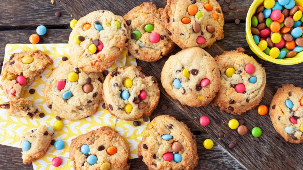Rezept für Smarties-Kekse: Kunterbunter Karnevalsgenuss