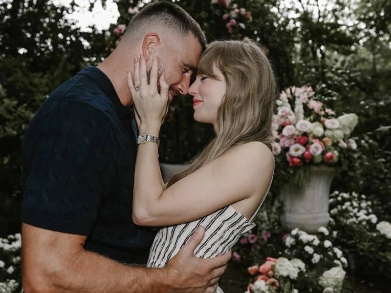 Taylor Swift und Travis Kelce verkünden ihre Verlobung auf Instagram.
