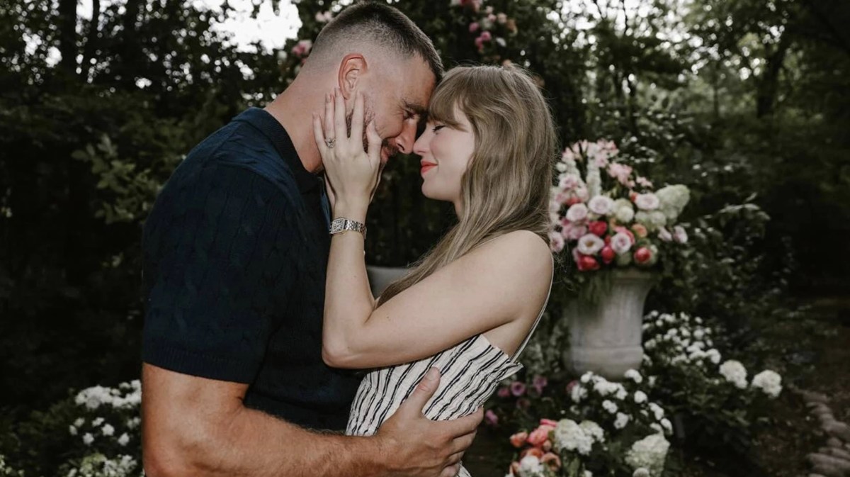 Taylor Swift und Travis Kelce verkünden ihre Verlobung auf Instagram.