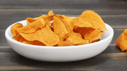 Süßkartoffel Chips in einer weißen Schüssel