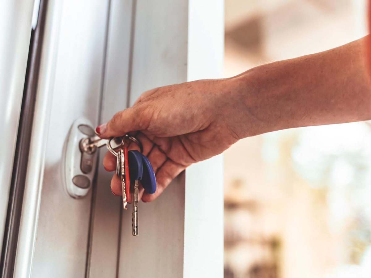 Frau sperrt Haust&uuml;re zu