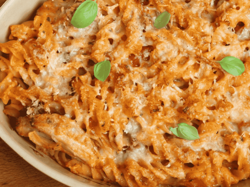 Vegetarischer Nudelauflauf in einer weißen Auflaufform.