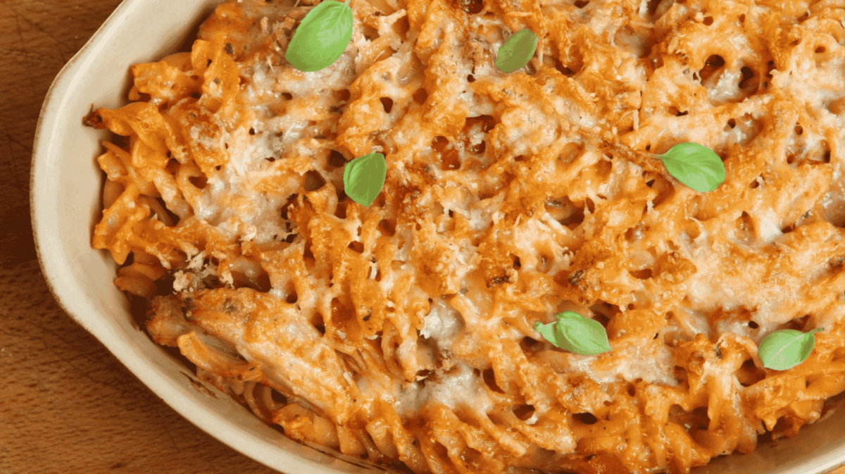 Vegetarischer Nudelauflauf in einer weißen Auflaufform.