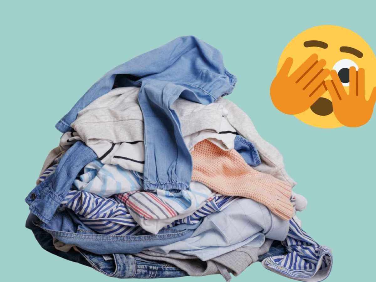 W&auml;scheberg mit Kleidung und Smiley, das sich die Augen zuh&auml;lt