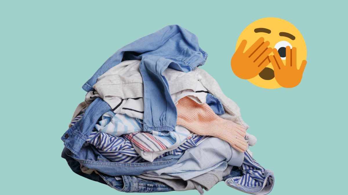 Wäscheberg mit Kleidung und Smiley, das sich die Augen zuhält