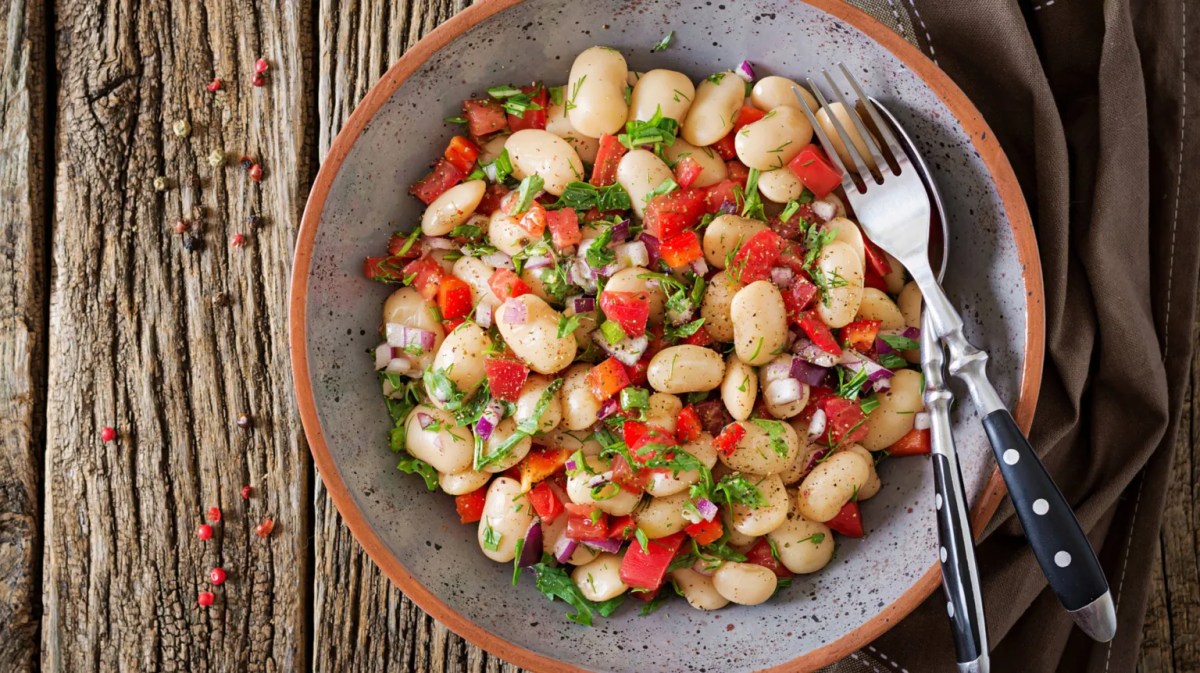 Bohnensalat mit weißen Bohnen, Tomaten, Zwiebel und Minze.