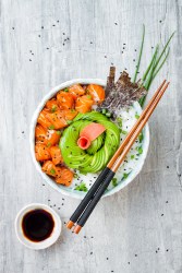 Sushi Bowl mit Lachs und Reis