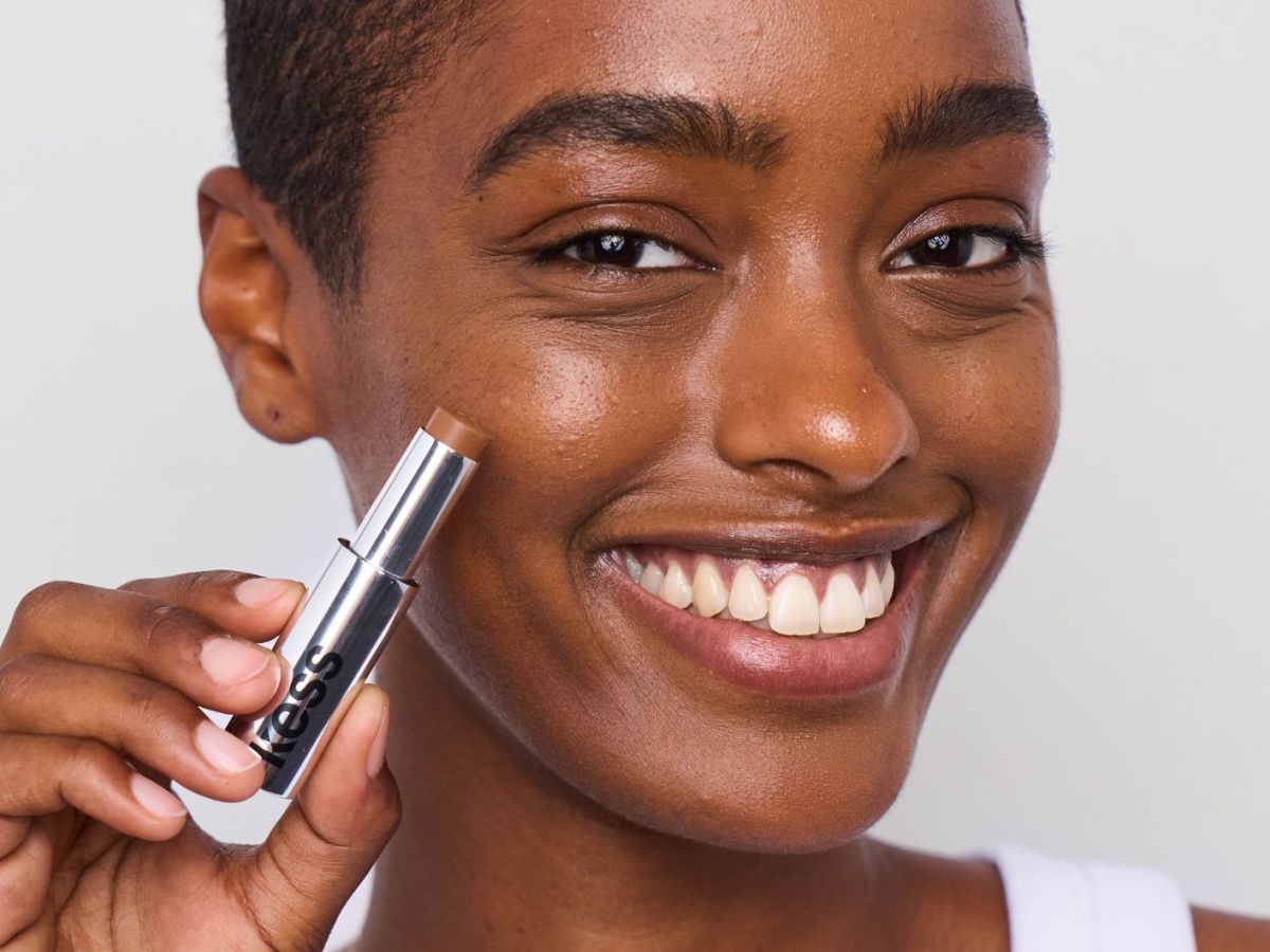 Ich bin Beauty-Redakteurin und schwöre auf diesen 3-in-1 Concealer gegen Augenringe