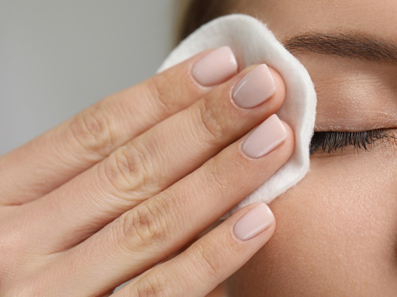 Frau schminkt sich die augen ab