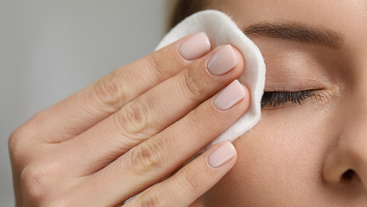 Frau schminkt sich die augen ab