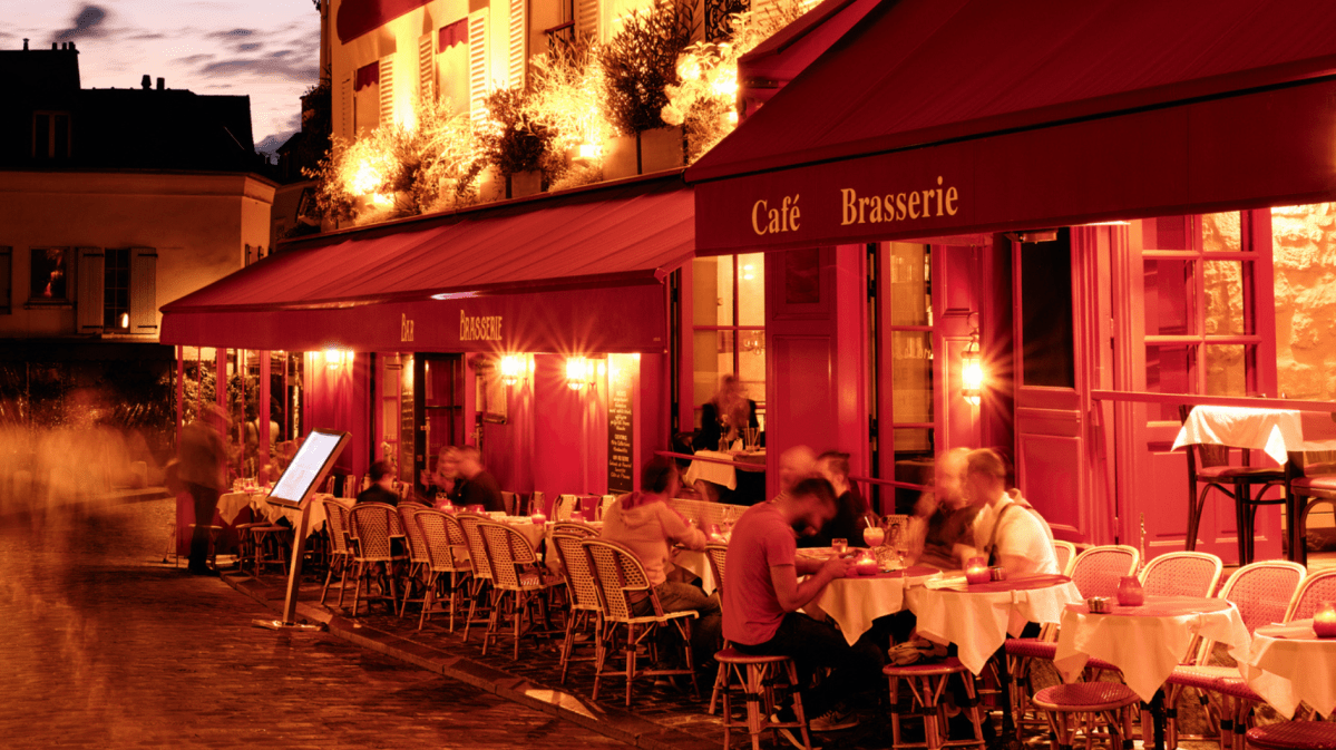 Restaurant in Paris mit vielen kleinen Bistrotischen