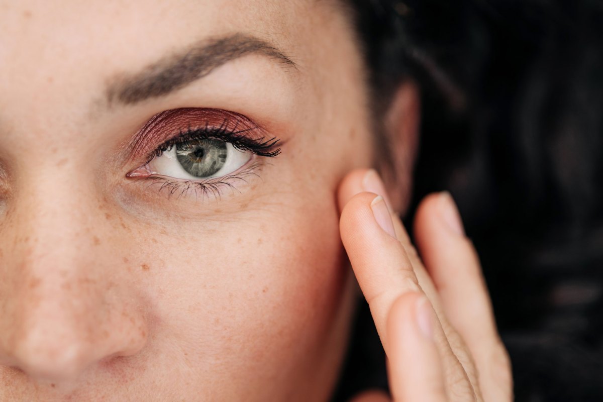 Frau mit schimmerndem Augen-Make-up