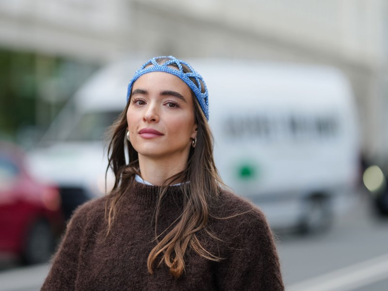 Frau mit einem schokobraunen Pullover