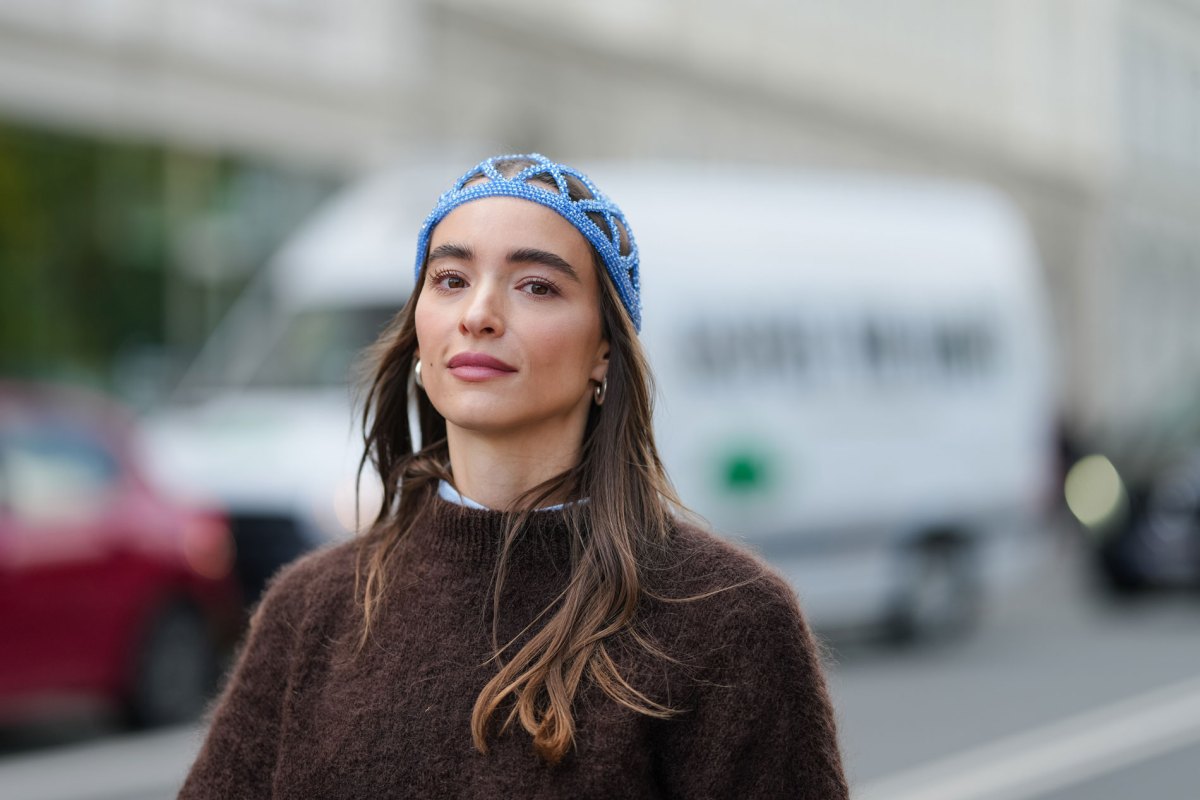 Frau mit einem schokobraunen Pullover
