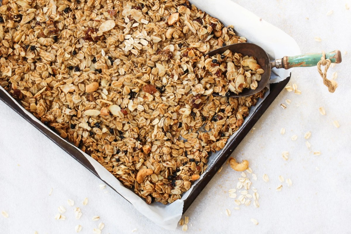 Selbst gemachtes Granola auf einem Backbleich