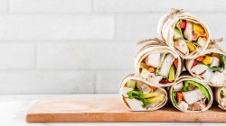 Hawaii Wraps auf einem Holzbrett