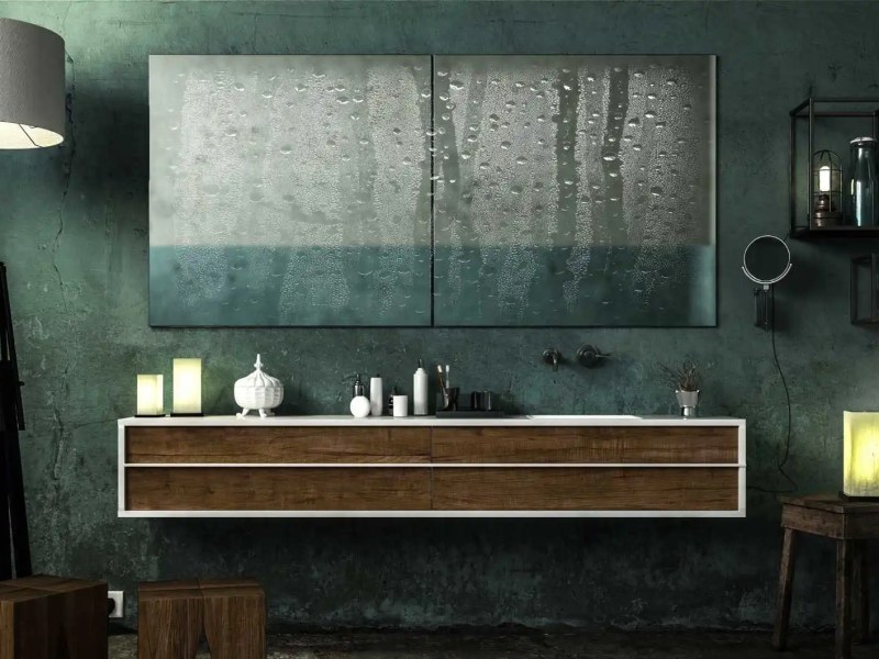 Badezimmer mit einem beschlagenen Spiegel