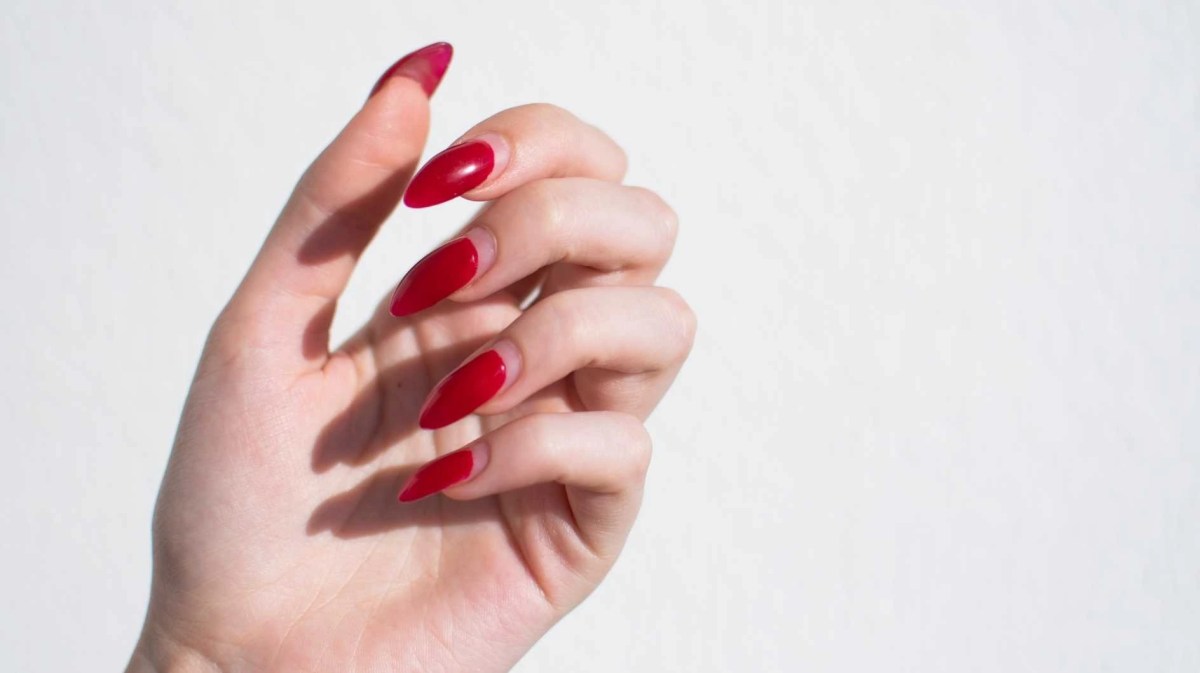 Herausgewachsene rote Gelnägel