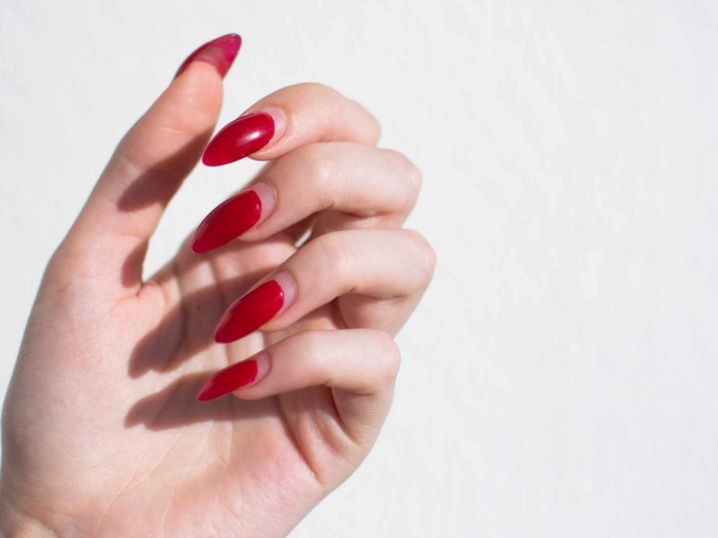 Herausgewachsene rote Gelnägel