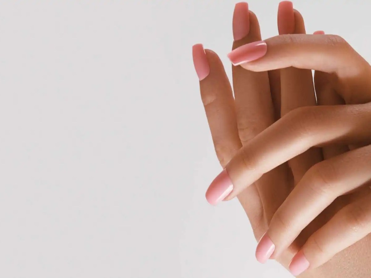 Rosa lackierte Fingernägel