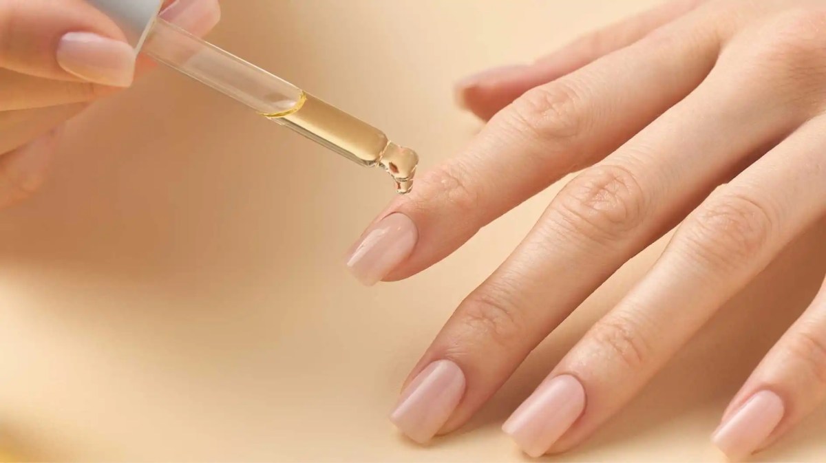 Nägel werden mit Nagelöl gepflegt