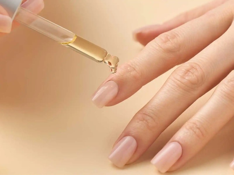 Nägel werden mit Nagelöl gepflegt