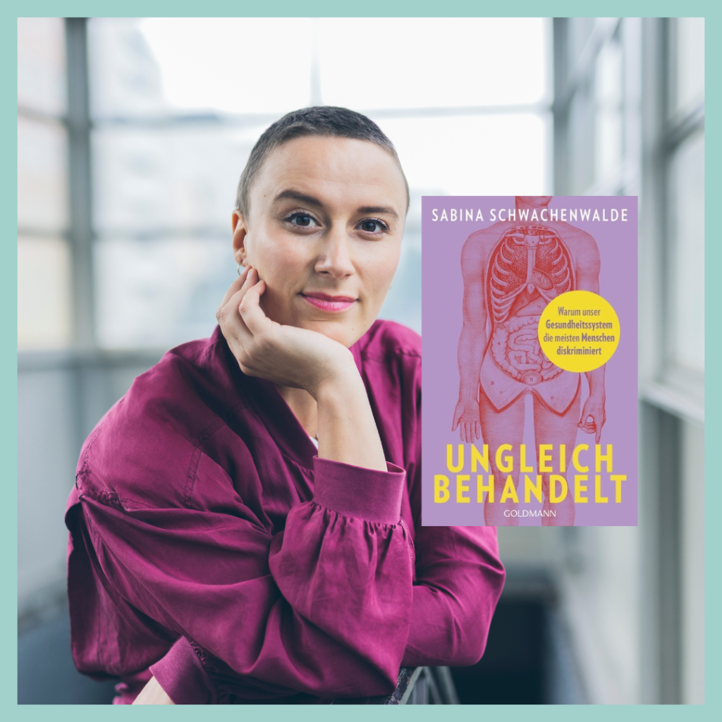 Porträt von Sabina Schwachenwalde mit ihrem Buch "Ungleich behandelt"