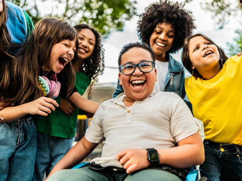 Fröhliche Kinder auf dem Schulhof.