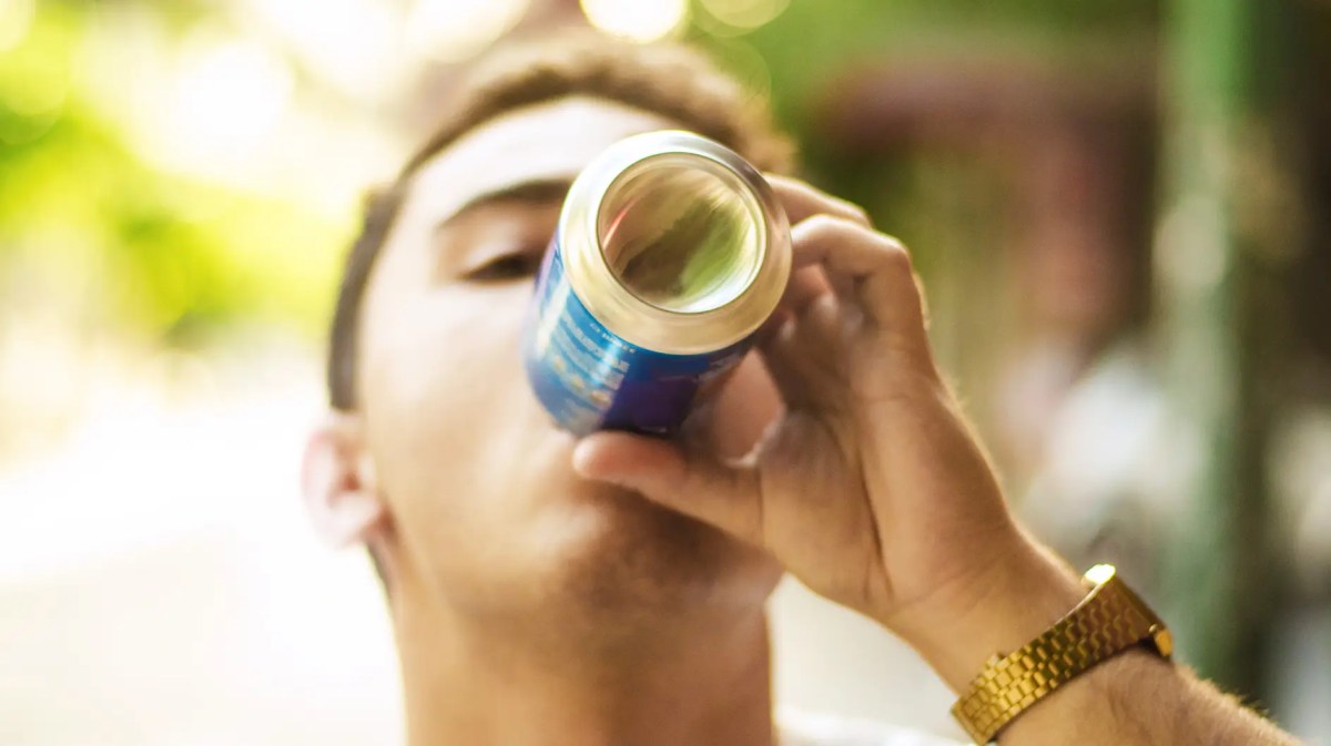Mann trinkt Bier aus der Dose.