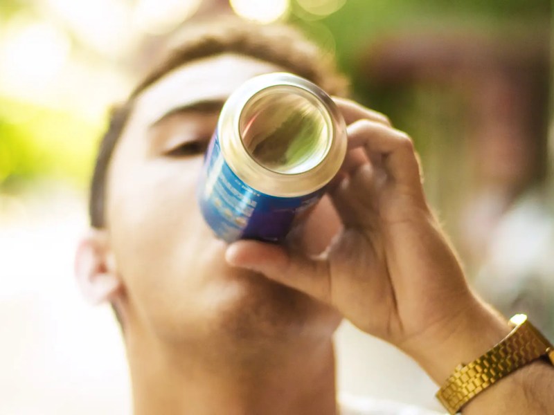 Mann trinkt Bier aus der Dose.