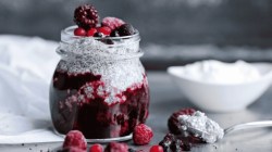 Chia Pudding mit Joghurt und Beeren im Glas
