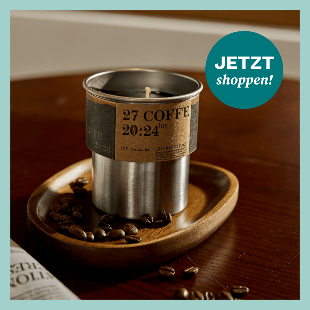 Kaffee-Kerze auf kleinem Tablett.