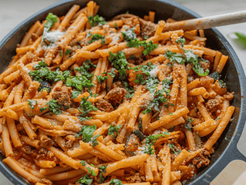 Hackfleisch-Nudelpfanne in schwarzer Gusseiesenpfanne.