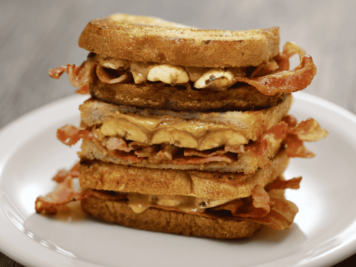 Elvis-Sandwich auf wei&szlig;em Teller.