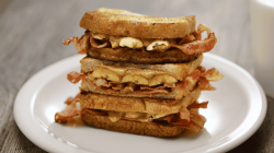 Elvis-Sandwich auf weißem Teller.